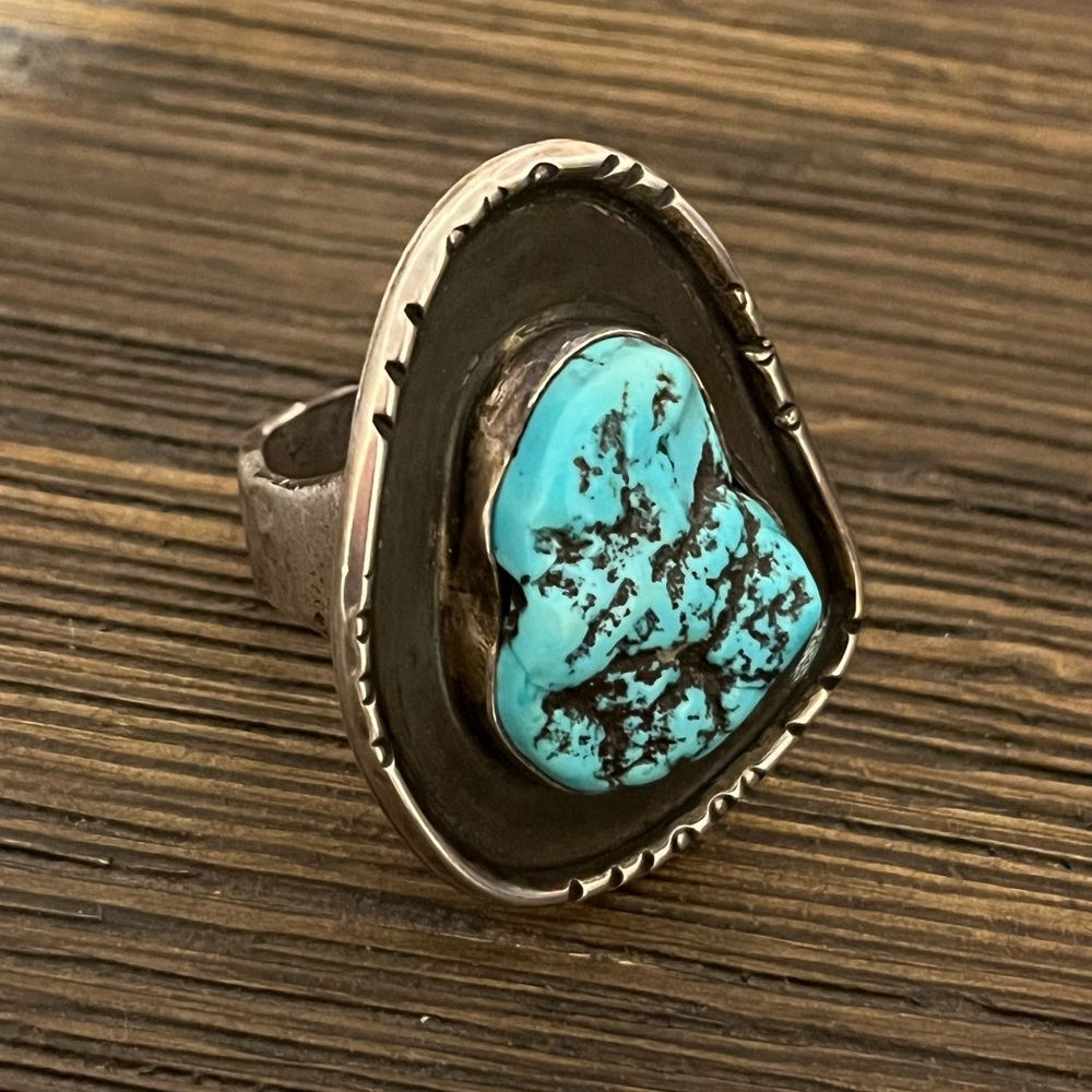 Beautiful hammered silver turquoise inset vintage ring